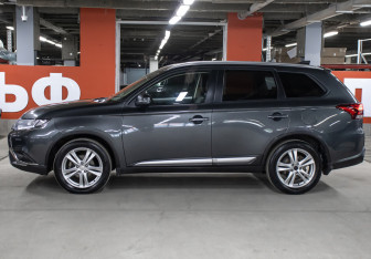 Подержанный автомобиль Mitsubishi Outlander 2020 года (8 фото)