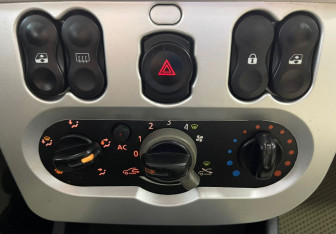 Подержанный автомобиль Renault Logan Sedan 2011 года (17 фото)