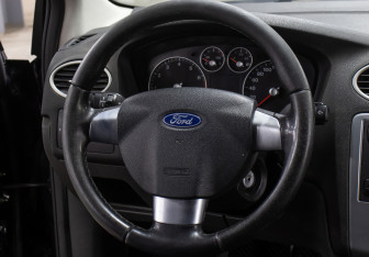 Подержанный автомобиль Ford Focus Hatchback 2007 года (17 фото)