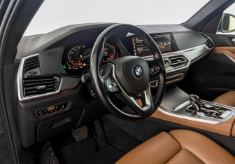 Подержанный автомобиль BMW X5 2019 года (16 фото)