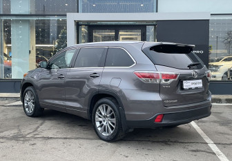 Подержанный автомобиль Toyota Highlander 2014 года (7 фото)
