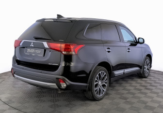 Подержанный автомобиль Mitsubishi Outlander 2017 года (5 фото)