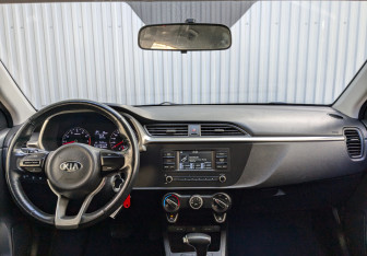 Подержанный автомобиль Kia Rio Hatchback 2021 года (14 фото)