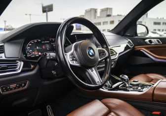 Подержанный автомобиль BMW X5 2018 года (14 фото)