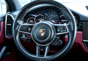 Подержанный автомобиль Porsche Cayenne 2020 года (20 фото)