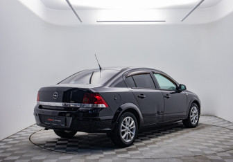 Подержанный автомобиль Opel Astra Sedan 2010 года (5 фото)