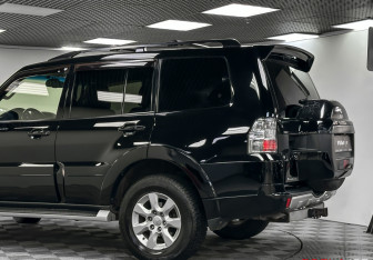 Подержанный автомобиль Mitsubishi Pajero 2015 года (23 фото)