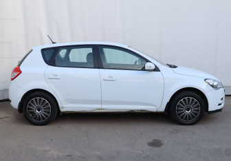 Подержанный автомобиль Kia Ceed Hatchback 2011 года (7 фото)