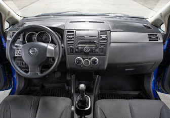 Подержанный автомобиль Nissan Tiida Hatchback 2007 года (14 фото)