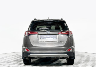 Подержанный автомобиль Toyota RAV4 2019 года (6 фото)