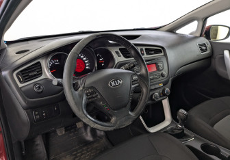 Подержанный автомобиль Kia Ceed Hatchback 2014 года (16 фото)