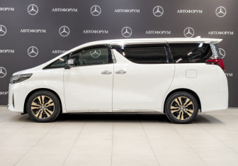 Подержанный автомобиль Toyota Alphard 2019 года (8 фото)