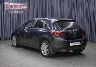 Подержанный автомобиль Opel Astra Hatchback 2011 года (7 фото)