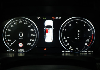 Подержанный автомобиль Volvo S90 2017 года (15 фото)