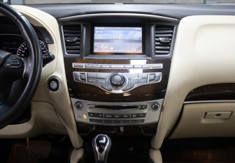 Подержанный автомобиль Infiniti QX60 2017 года (16 фото)