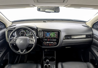 Подержанный автомобиль Mitsubishi Outlander 2016 года (14 фото)