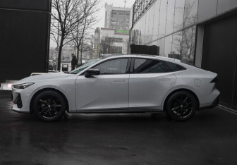 Подержанный автомобиль Changan UNI-V 2023 года (8 фото)