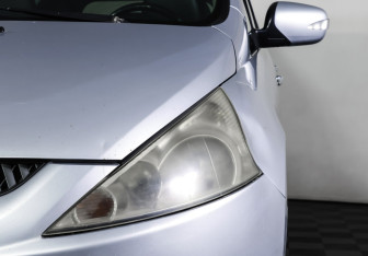 Подержанный автомобиль Mitsubishi Grandis 2008 года (22 фото)
