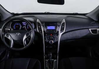 Подержанный автомобиль Hyundai i30 Hatchback 2013 года (14 фото)