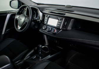 Подержанный автомобиль Toyota RAV4 2016 года (10 фото)