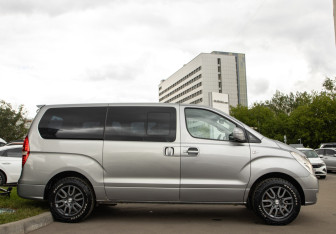 Подержанный автомобиль Hyundai Grand Starex 2014 года (3 фото)