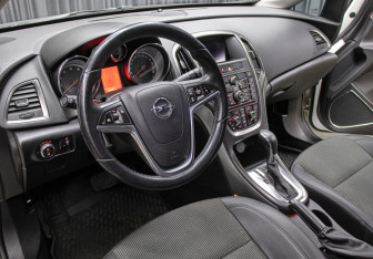 Подержанный автомобиль Opel Astra Hatchback 2011 года (16 фото)