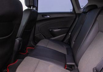 Подержанный автомобиль Opel Astra Hatchback 2012 года (11 фото)