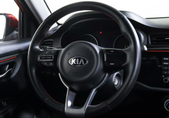 Подержанный автомобиль Kia Rio Sedan 2019 года (13 фото)