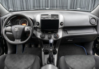 Подержанный автомобиль Toyota RAV4 2011 года (14 фото)