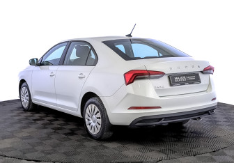 Подержанный автомобиль Skoda Rapid Liftback 2021 года (7 фото)