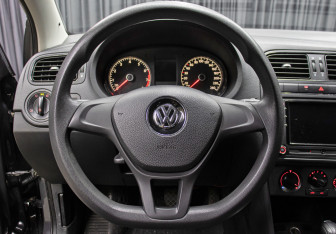 Подержанный автомобиль Volkswagen Polo Sedan 2016 года (17 фото)
