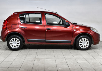 Подержанный автомобиль Renault Sandero 2010 года (4 фото)