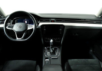 Подержанный автомобиль Volkswagen Passat Sedan 2021 года (10 фото)