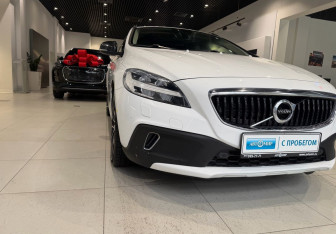 Подержанный автомобиль Volvo V40 Cross Country 2019 года (8 фото)