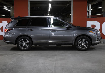Подержанный автомобиль Infiniti QX60 2017 года (4 фото)