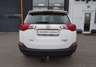 Подержанный автомобиль Toyota RAV4 2013 года (6 фото)