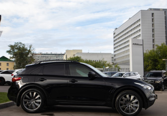 Подержанный автомобиль Infiniti FX 2013 года (3 фото)