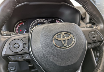 Подержанный автомобиль Toyota RAV4 2022 года (5 фото)