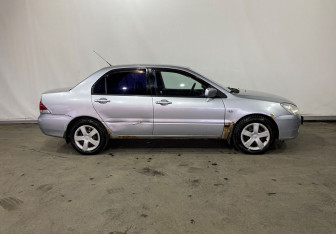 Подержанный автомобиль Mitsubishi Lancer Sedan 2003 года (7 фото)