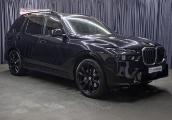 Подержанный автомобиль BMW X7 2023 года (3 фото)