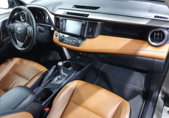 Подержанный автомобиль Toyota RAV4 2019 года (10 фото)