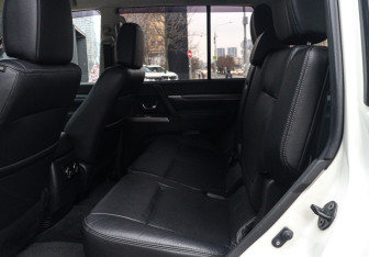 Подержанный автомобиль Mitsubishi Pajero 2015 года (10 фото)