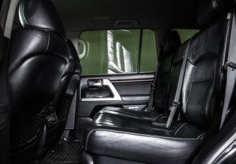 Подержанный автомобиль Toyota Land Cruiser Suv 2012 года (12 фото)