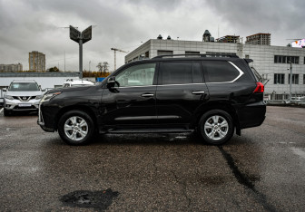 Подержанный автомобиль Lexus LX 2016 года (8 фото)