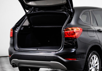 Подержанный автомобиль BMW X1 2018 года (14 фото)