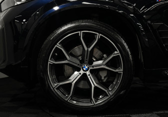 Подержанный автомобиль BMW X5 2025 года (7 фото)