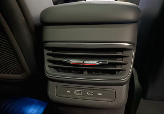 Подержанный автомобиль Hongqi HS3 2024 года (29 фото)