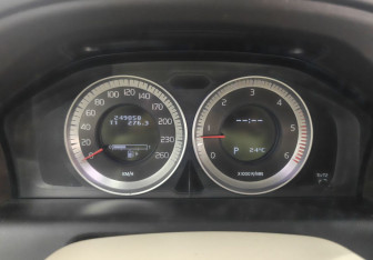 Подержанный автомобиль Volvo XC60 2012 года (13 фото)