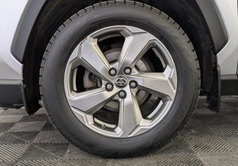 Подержанный автомобиль Toyota RAV4 2021 года (12 фото)