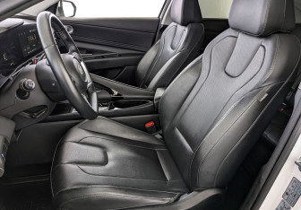Подержанный автомобиль Hyundai Elantra Sedan 2023 года (20 фото)
